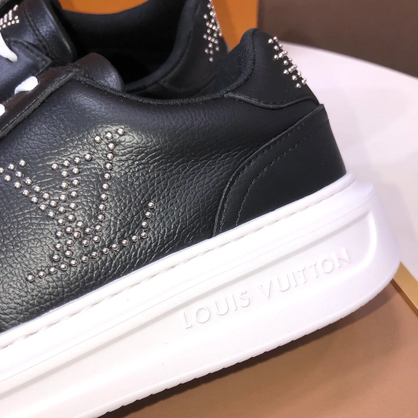 Factory batch 640💰original development, quality shipment, welcome to compare - LV sneaker series sports shoes introduce the loose silhouette of the ready-to-wear series into the spring and summer men's wear shows and make an eye-catching appearance. The cow leather upper is combined with rough fabric laces, and colorful beading highlights the brand's classic elements. LV letters mark the tongue and Monogram floral outsole. Mixed materials Made of top-grain cowhide, thick shoelace design, large Monogram print on the side, mesh lining and cotton feet, the comfort is as extreme as ever, premium heritage, quality first, worth owning! Size: Men’s 38-45 (45 is custom-made and cannot be returned or exchanged)